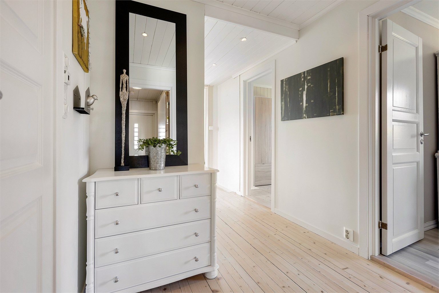 Velkommen inn inn i en lys og hyggelig entré med skyvedørsgarderobe 