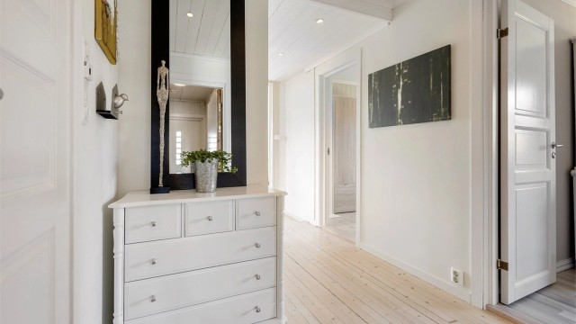 Velkommen inn inn i en lys og hyggelig entré med skyvedørsgarderobe
