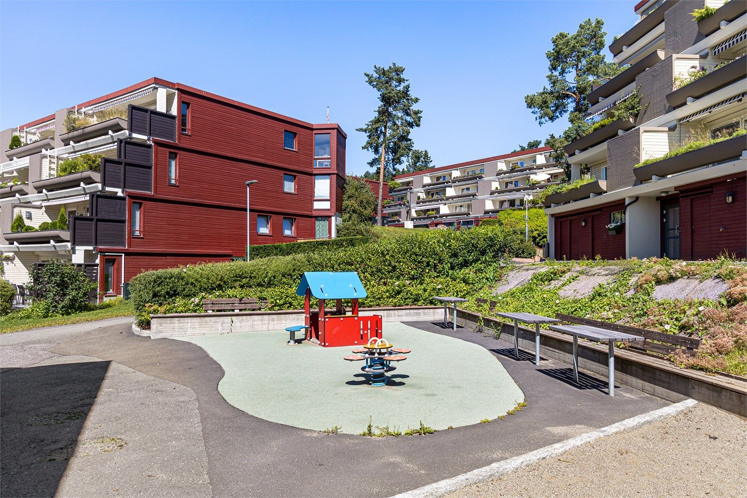 For de minste er det en hyggelig lekeplass på sameiets tomt.