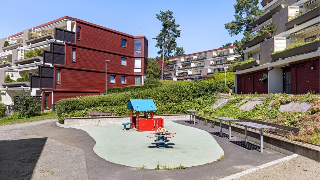 For de minste er det en hyggelig lekeplass på sameiets tomt.