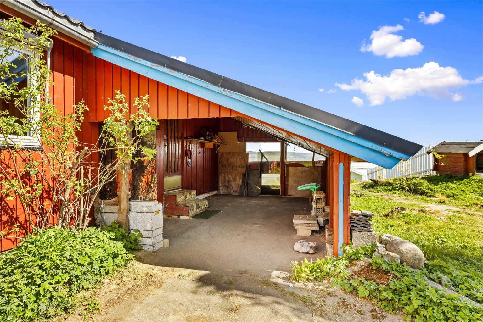 I tillegg til garasjen er det en integrert carport i tilknytning til boligen.