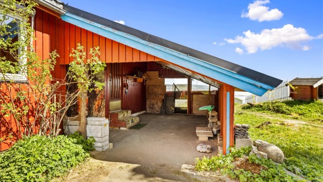 I tillegg til garasjen er det en integrert carport i tilknytning til boligen.