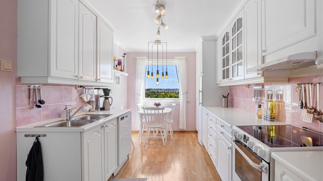 Trivelig kjøkken med kjøkkeninnredning fra Strai. Det er plass til et lite kjøkkenbord hvor familien kan samles til frokost og middag.