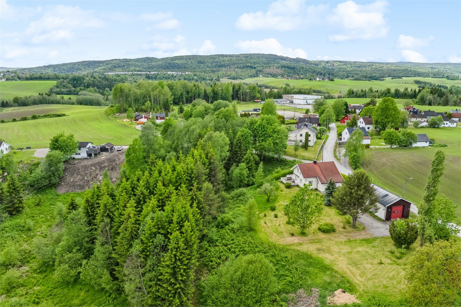 Krogsveen v/ Vegard Gjeisklid presenterer Vestlykkja 8 - En sjarmerende eiendom i tilbaketrukket og rolig boområde i Holter