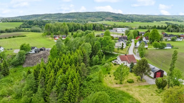 Krogsveen v/ Vegard Gjeisklid presenterer Vestlykkja 8 - En sjarmerende eiendom i tilbaketrukket og rolig boområde i Holter
