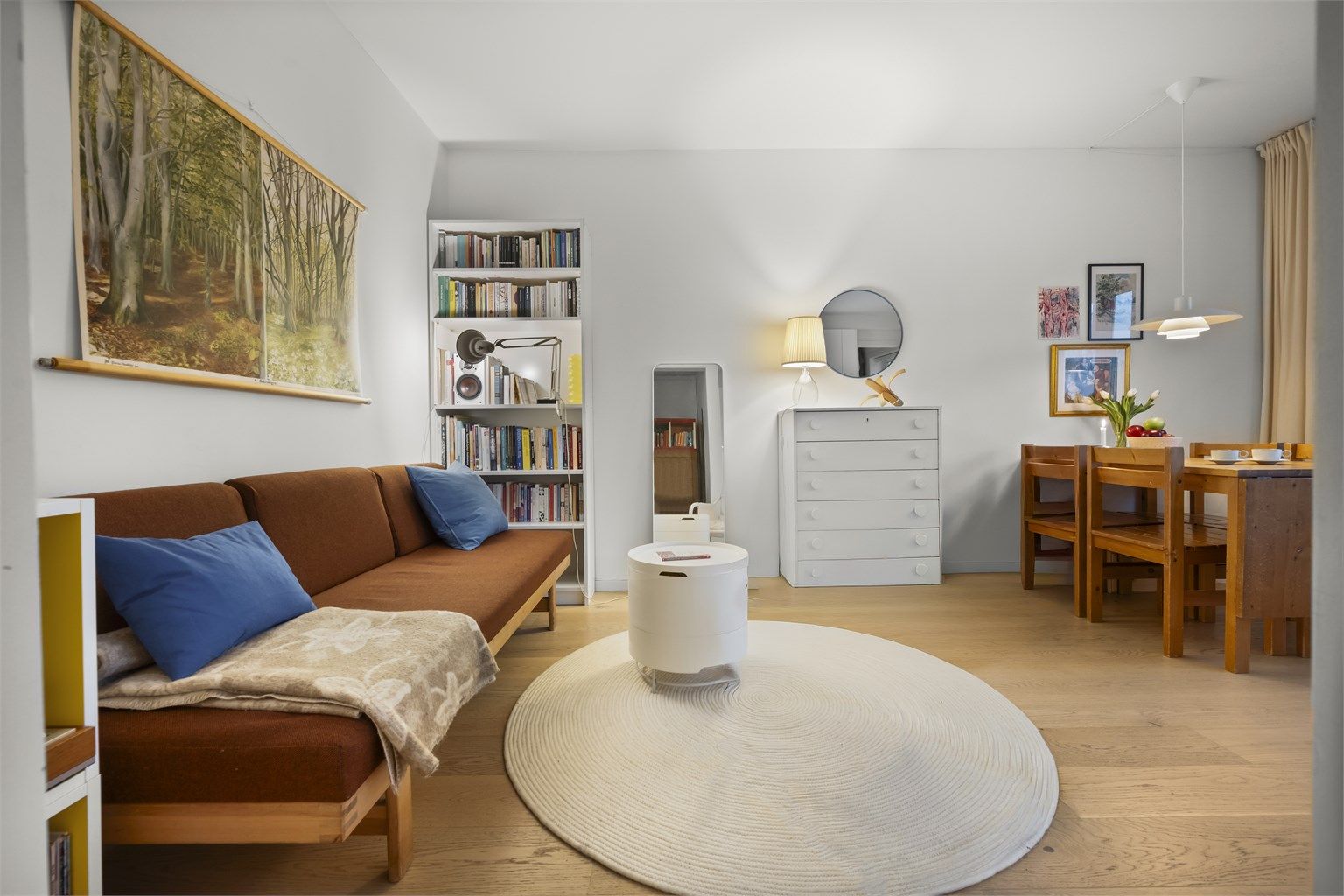 Stua er romslig med en praktisk og åpen planløsning som gir gode innredningsmuligheter etter egen smak. Foto: Martine Eren