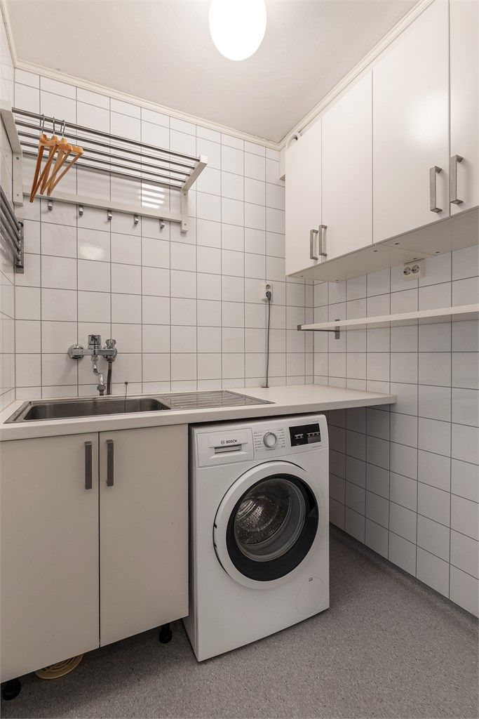 Praktisk vaskerom med benke- og skapplass. Opplegg for vaskemaskin.