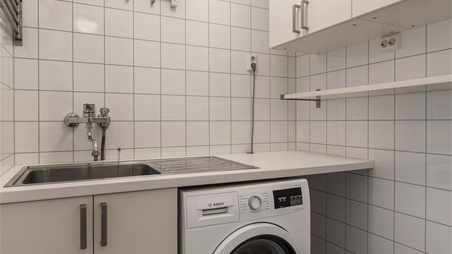 Praktisk vaskerom med benke- og skapplass. Opplegg for vaskemaskin.