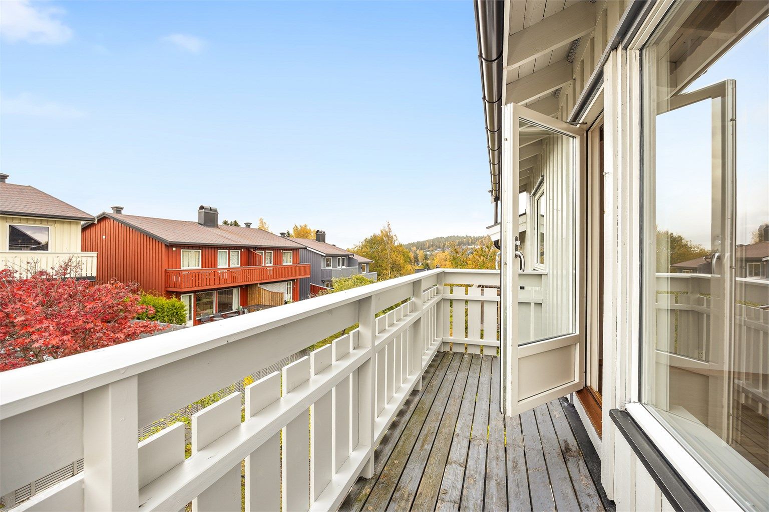 Fra balkongen er det fint utsyn over nærområdet.