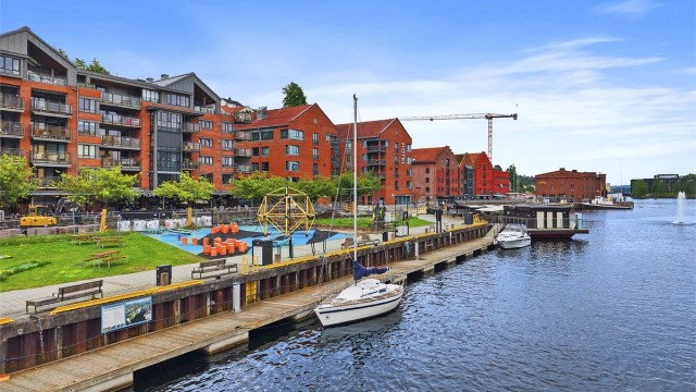 Boligen er tilknyttet Bryggeparken borettslag og har en svært attraktiv og sentral beliggenhet på Langbryggene i Skien sentrum.