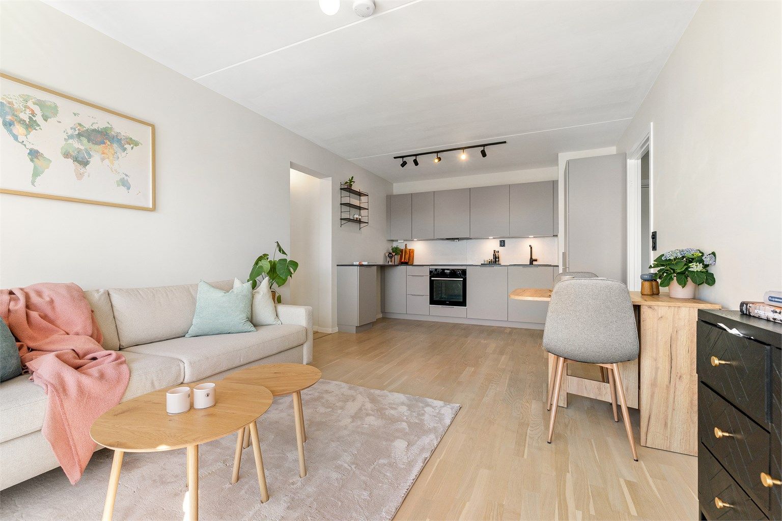 Den åpne løsningen mellom stue og kjøkken gir en lys og luftig atmosfære. Foto: Trond Walsø / Walso Work