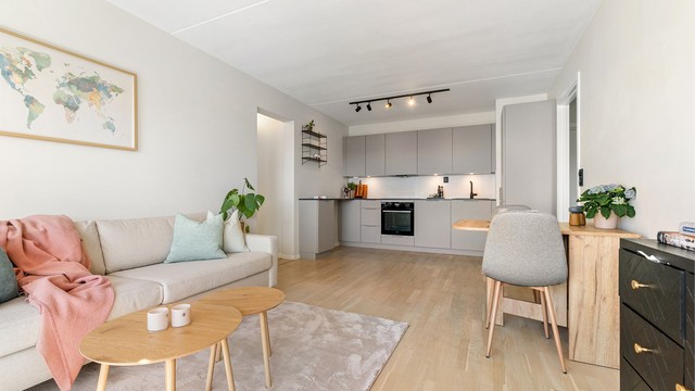 Den åpne løsningen mellom stue og kjøkken gir en lys og luftig atmosfære. Foto: Trond Walsø / Walso Work