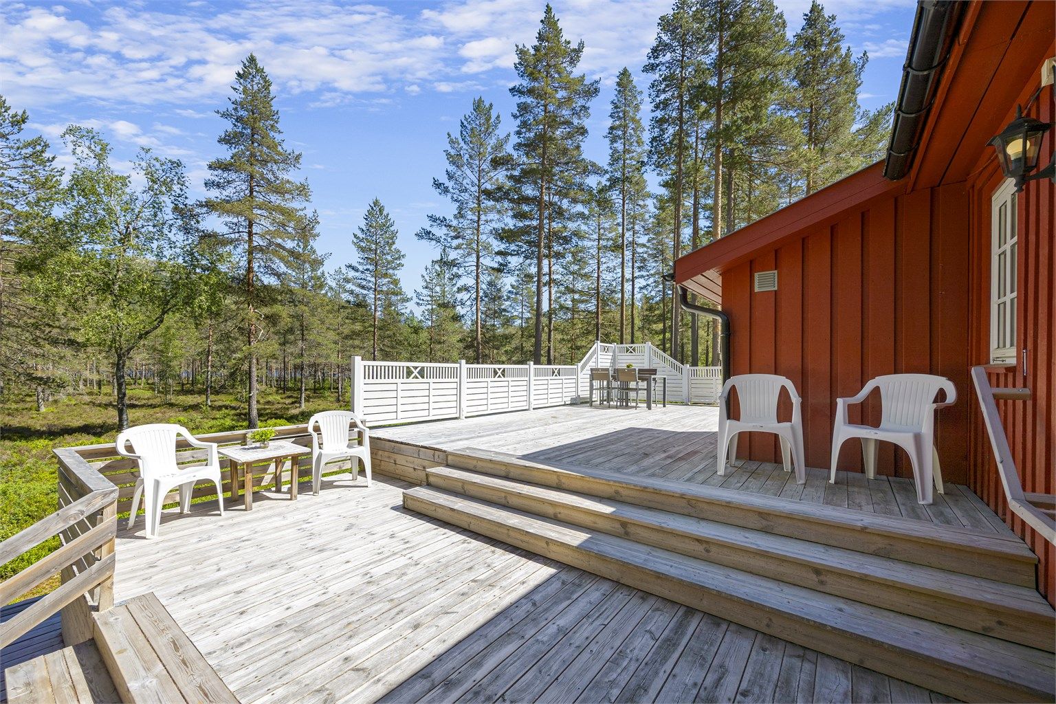 Terrassen er bygget i trekonstruksjon med terrassebord som gulv.