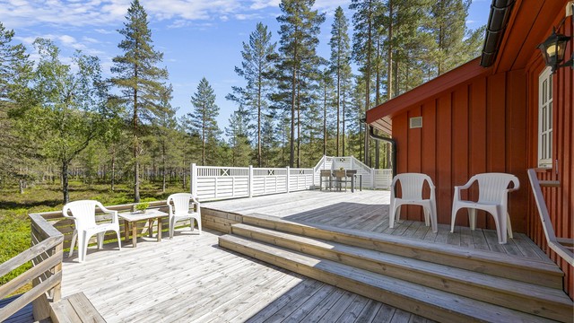 Terrassen er bygget i trekonstruksjon med terrassebord som gulv.