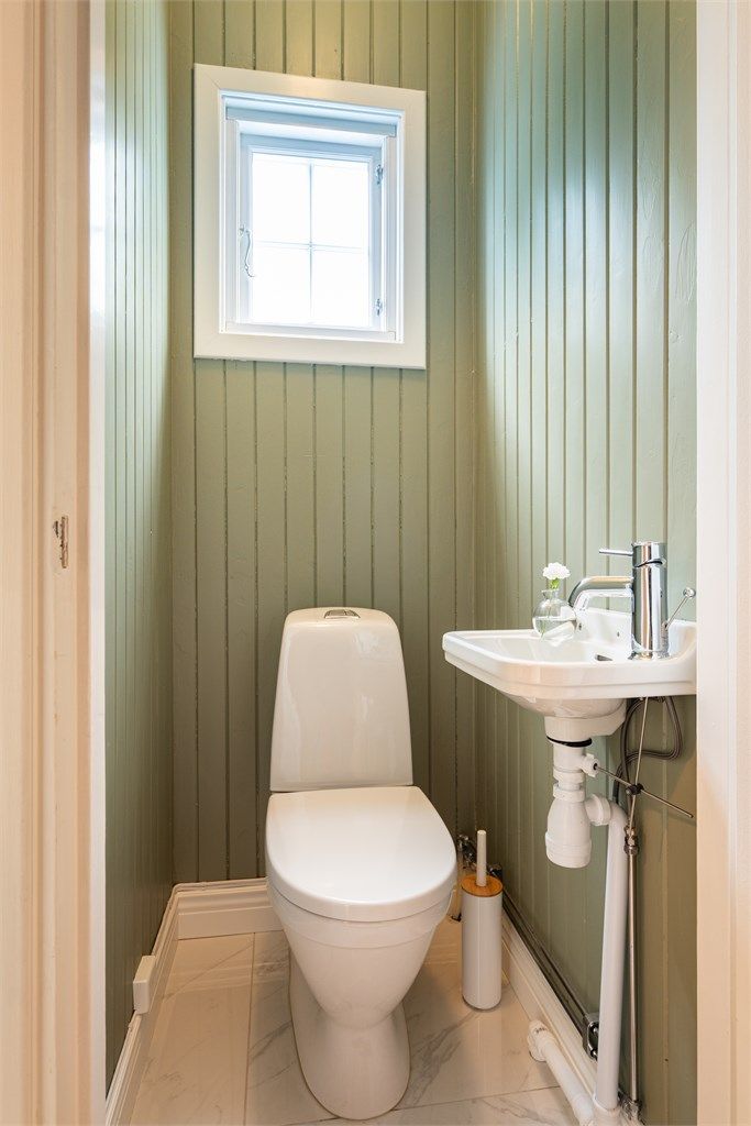 Gjestetoalett er etablert ved entreens indre del, på areal byggemeldt som garderobe.