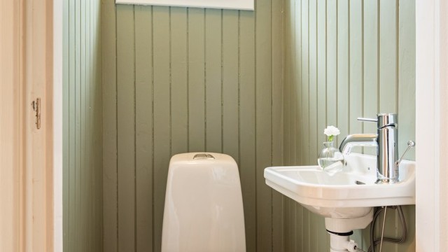 Gjestetoalett er etablert ved entreens indre del, på areal byggemeldt som garderobe.