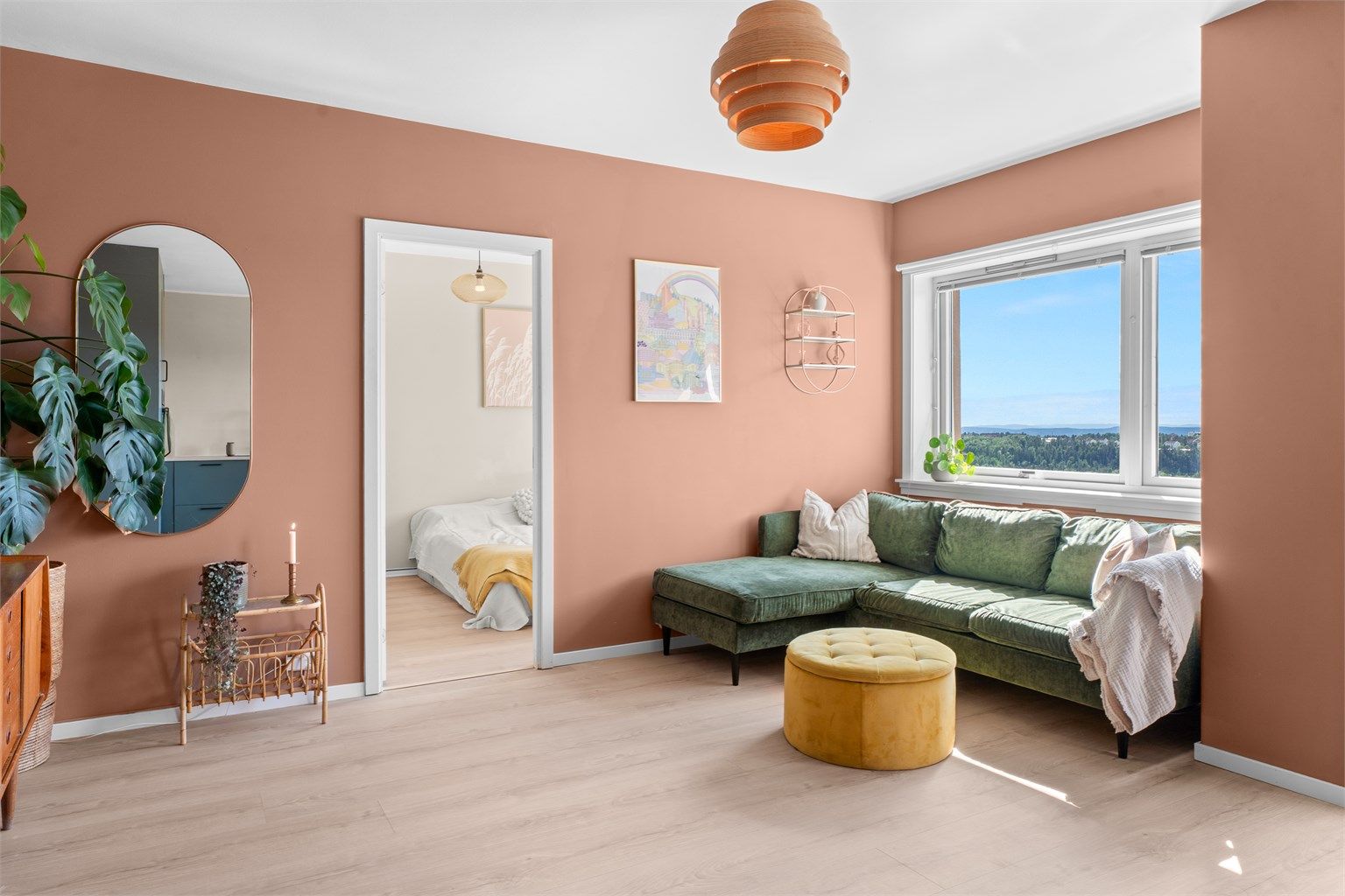 Stuen har god plass til sofagruppe og de store vindusflatene gjør rommet lyst og luftig.