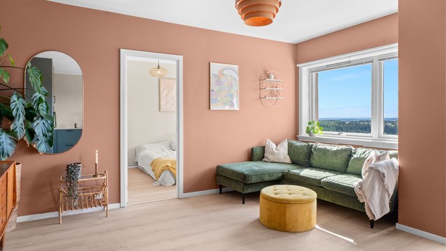 Stuen har god plass til sofagruppe og de store vindusflatene gjør rommet lyst og luftig.