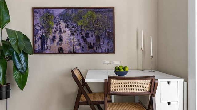 Her er det enkelt å innrede en egen sone for spiseplass i tilknytning til kjøkkenet. Varmtvann og fyring via radiatorer er inkludert i felleskostnadene.