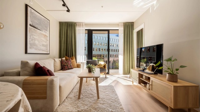 Store vindusflater slipper inn rikelig med naturlig lys.