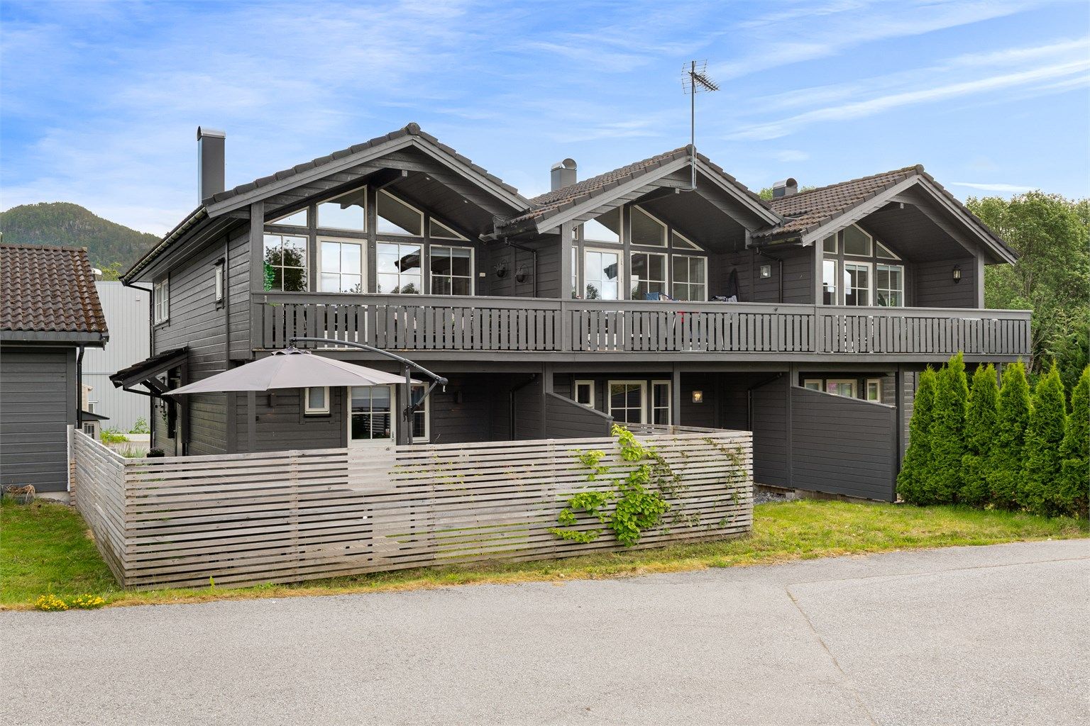 Eiendommen ligger attraktivt til som endebolig, med mer privatliv og større uteareal.