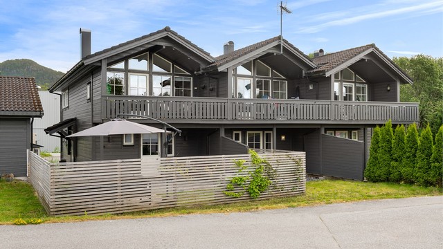 Eiendommen ligger attraktivt til som endebolig, med mer privatliv og større uteareal.