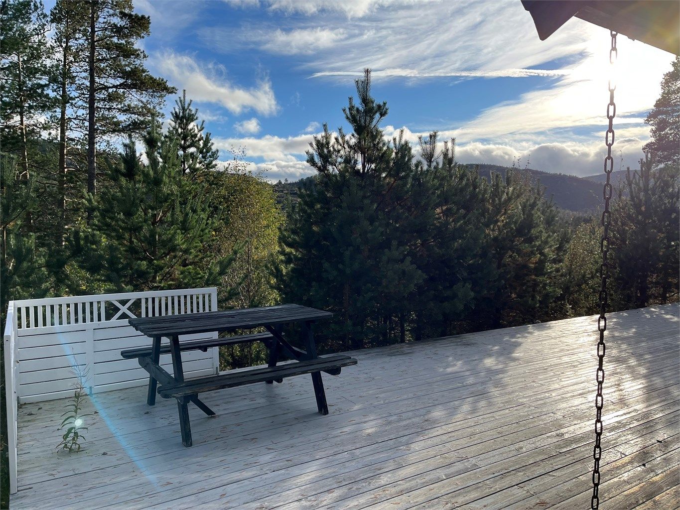 Solrik uteplass på stor terrasse.