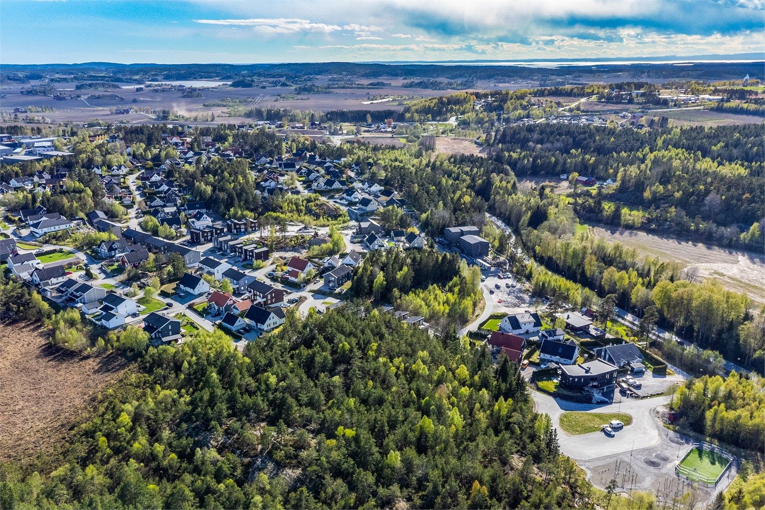 Et stort, felles aktivitetsområde er anlagt ved innkjøringen til feltet. Her stopper også skolebuss.