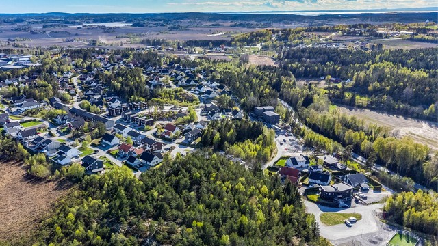 Et stort, felles aktivitetsområde er anlagt ved innkjøringen til feltet. Her stopper også skolebuss.