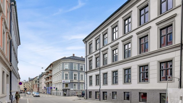 Her har du anledning til å bo tilbaktrukket i et urbant bymiljø, med gangavstand til Bogstadveien, offentlig kommunikasjon, samt en rekke parker.