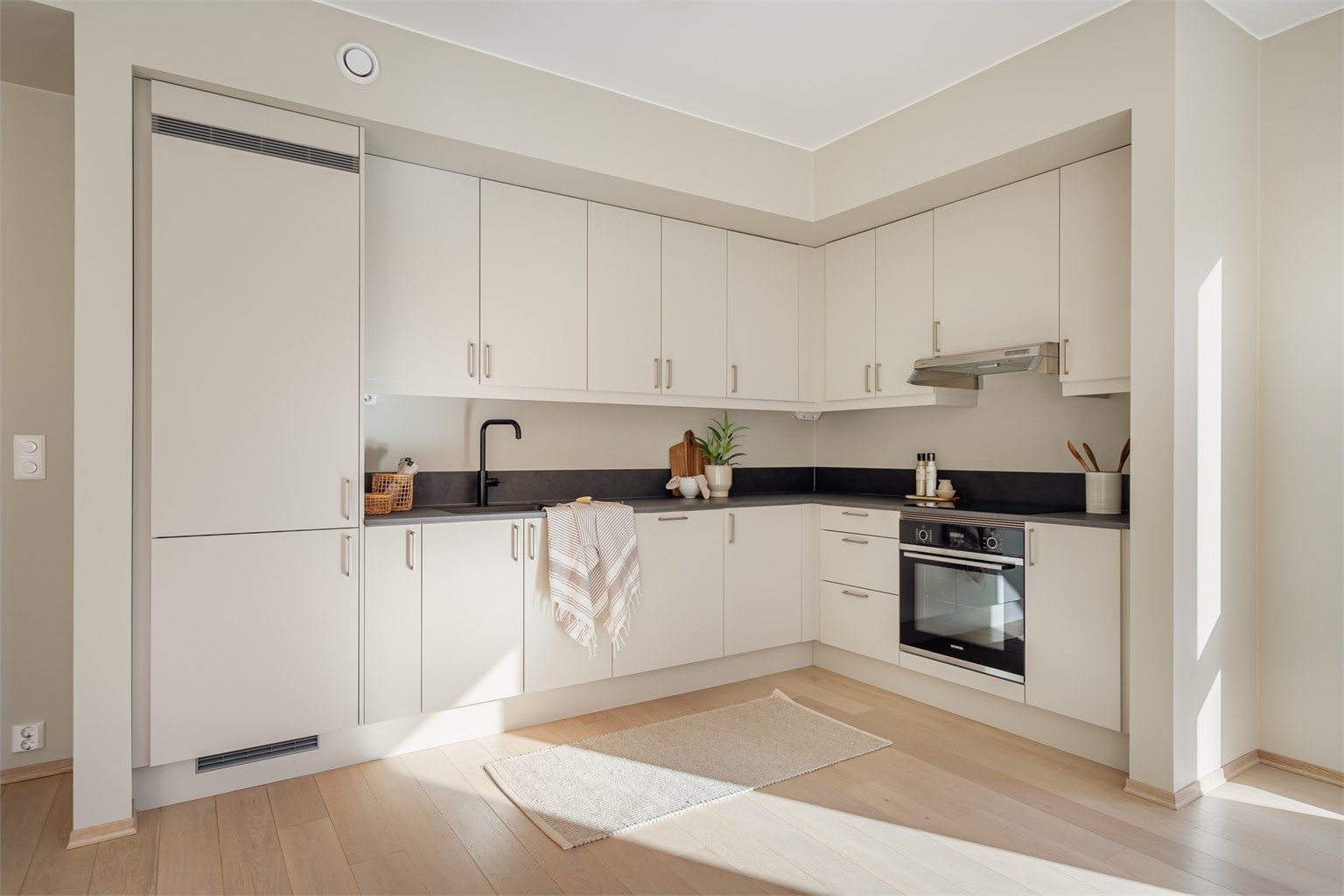 Kjøkkenet er komplett med alle hvitevarer integrert - klart til bruk.