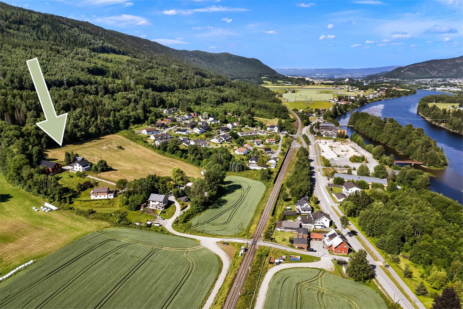 Eiendommen ligger like ved Sølfastøya med flotte friarealer, natursti, lekeplass, naturområder og store plenarealer for ballek samt annen aktivitet. 