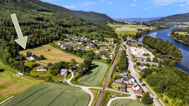 Eiendommen ligger like ved Sølfastøya med flotte friarealer, natursti, lekeplass, naturområder og store plenarealer for ballek samt annen aktivitet.