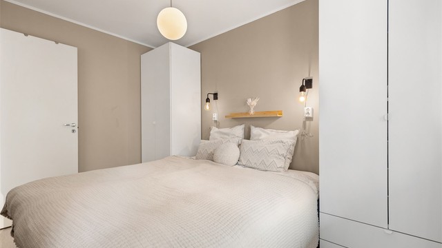 Soverom 1 er av god størrelse. Her er det plass til stor dobbeltseng og garderobeskap.