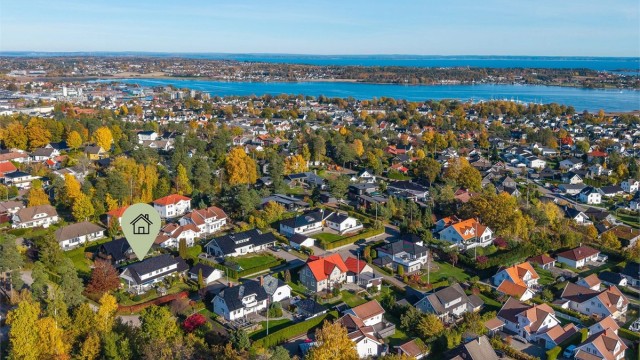 Lekker og attraktiv enebolig m/terrasse på ca. 68 m² | Stor solrik hage | Garasje på ca. 39 m² | Kort vei til Teie skole