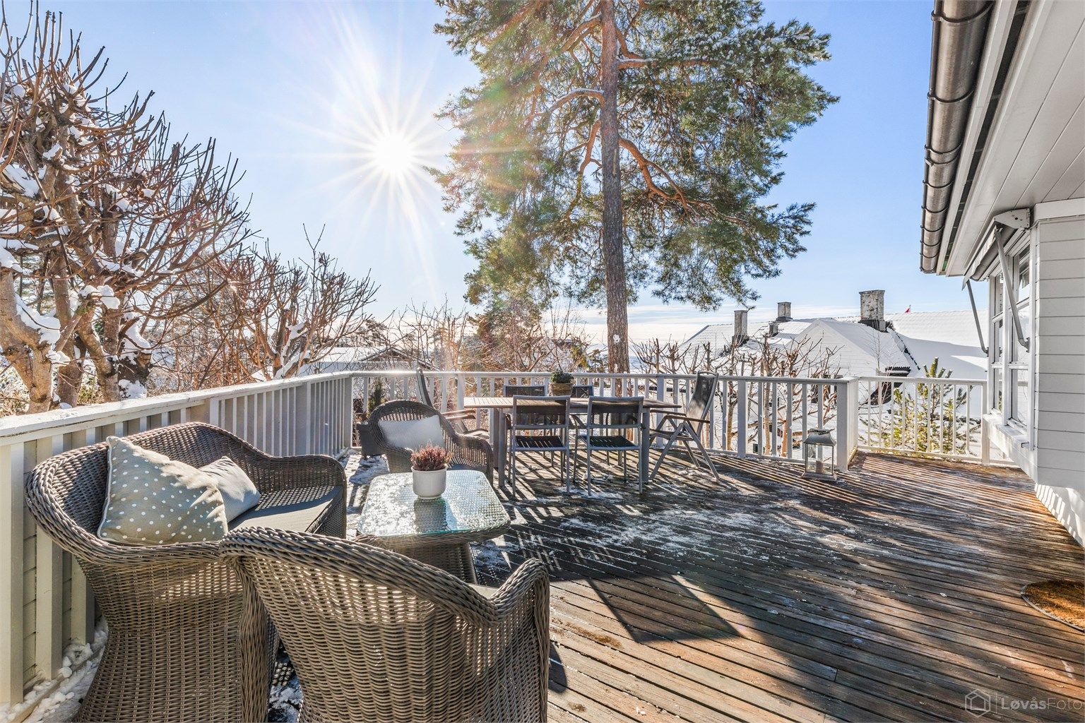 Terrassen er på 32 kvm og har god plass til både sofagruppe og spisebord