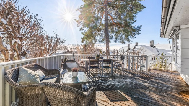 Terrassen er på 32 kvm og har god plass til både sofagruppe og spisebord
