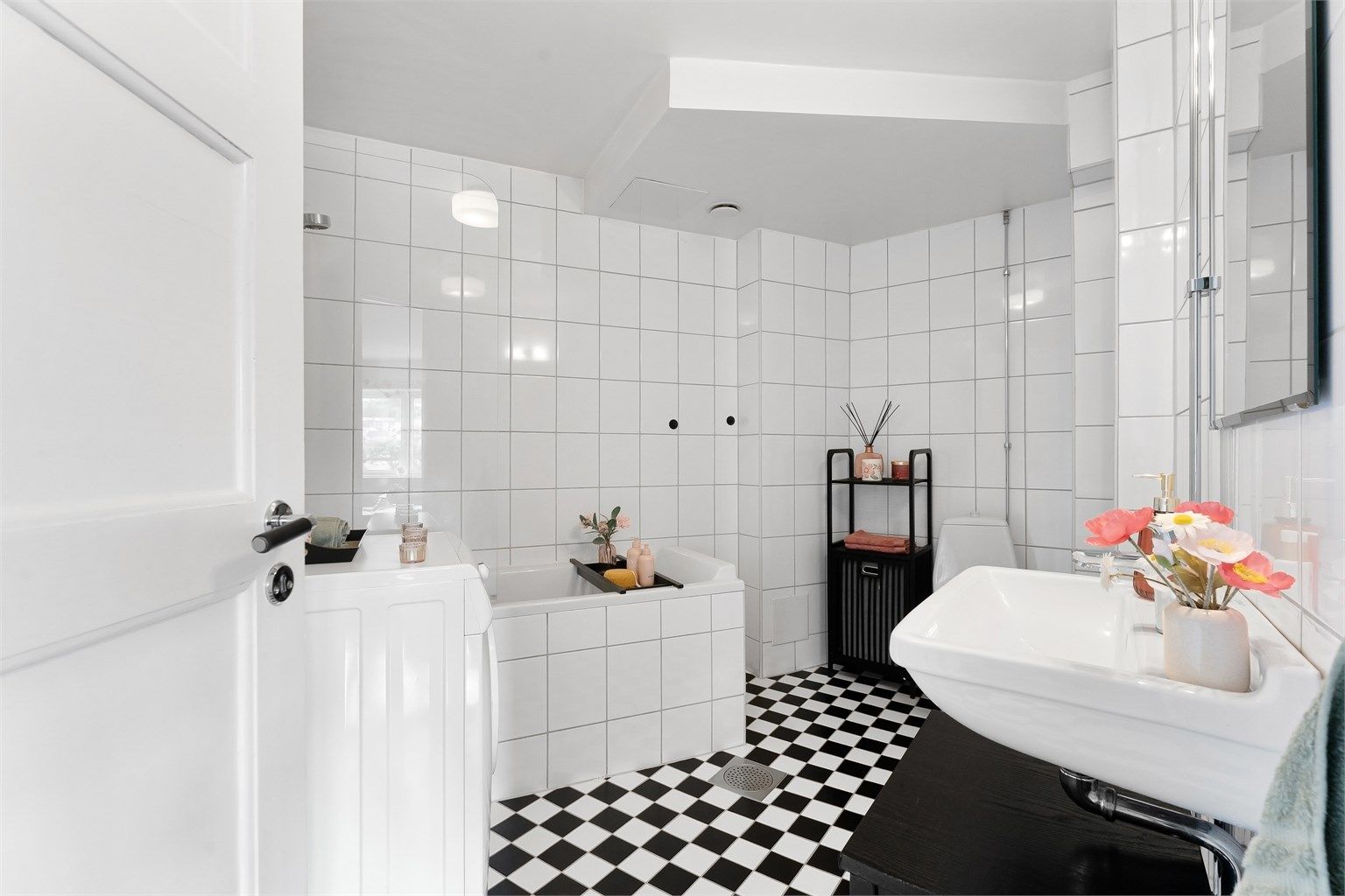 Badekaret har en praktisk glassvegg som fungerer som dusjvegg.