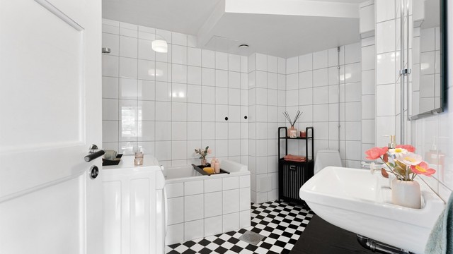 Badekaret har en praktisk glassvegg som fungerer som dusjvegg.