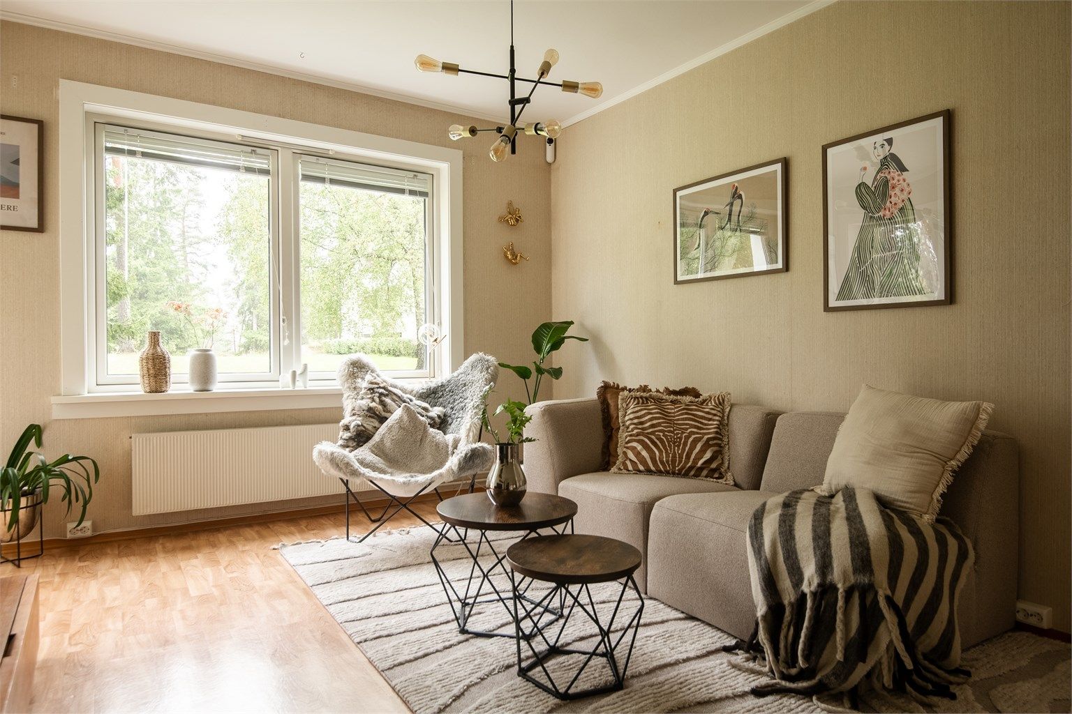 Store vindusflater gir mye lys. Nye vinduer og balkongdør i 2019.