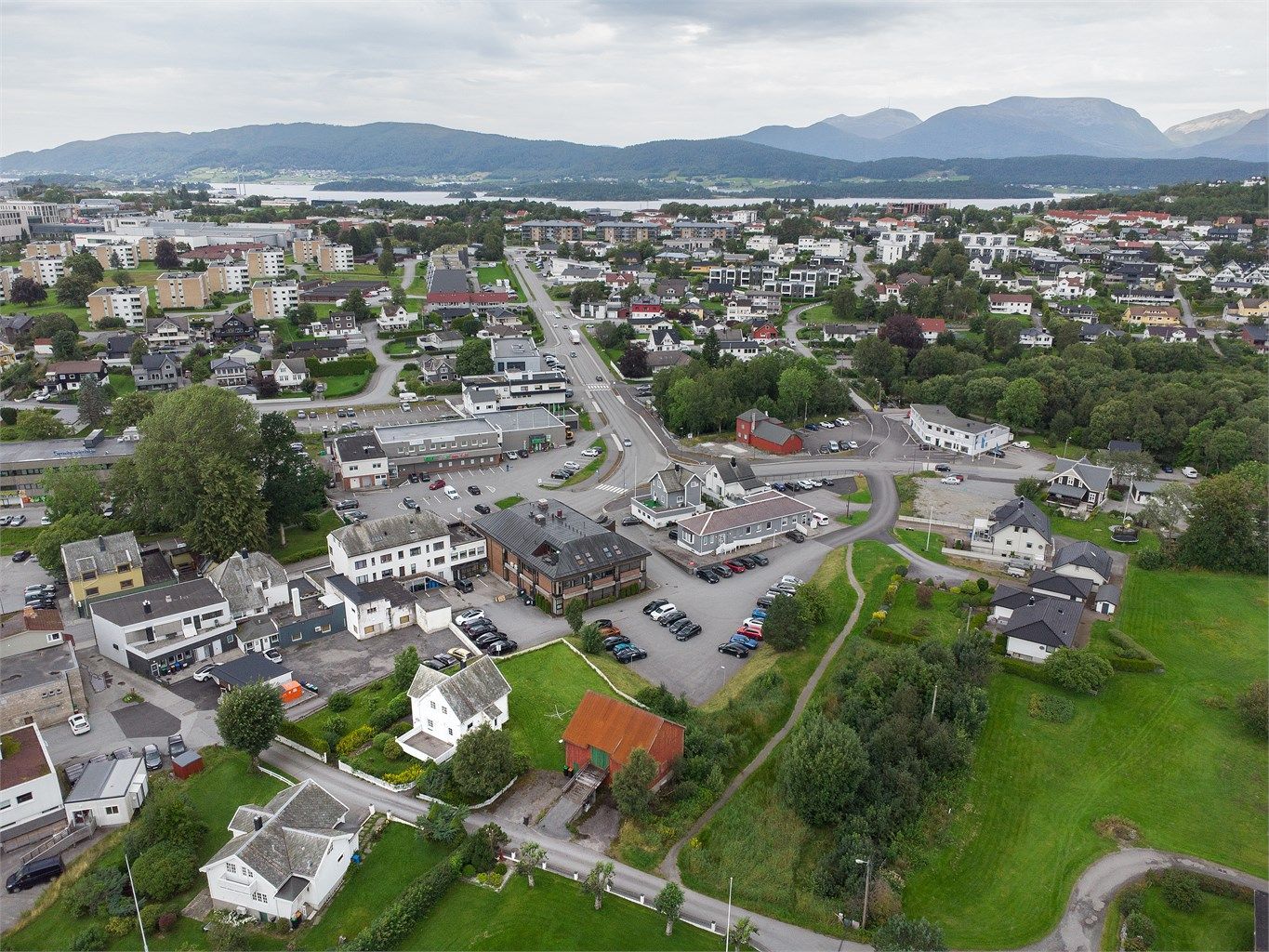 Gangavstand til Spjelkavik sentrum og butikksentrene på Moa med alle servicetilbud.