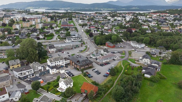 Gangavstand til Spjelkavik sentrum og butikksentrene på Moa med alle servicetilbud.