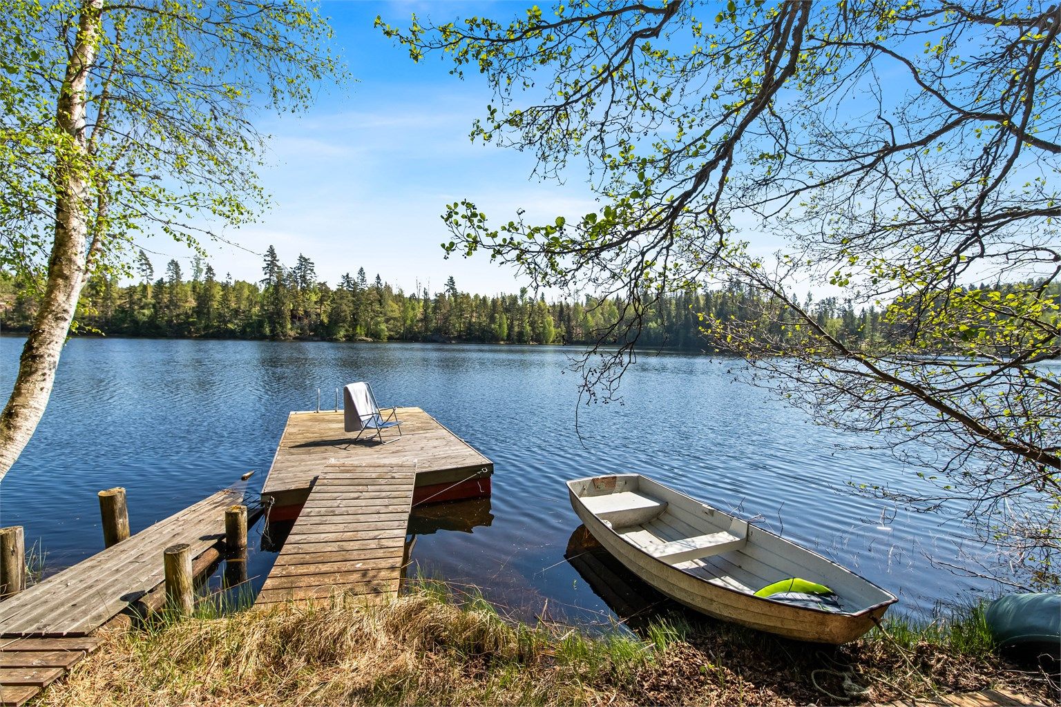 Kanskje badeplassen er en fin destinasjon for ettermiddagens rotur? Det medfølger både robåt og to stykk paddleboards.