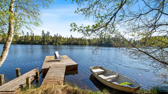 Kanskje badeplassen er en fin destinasjon for ettermiddagens rotur? Det medfølger både robåt og to stykk paddleboards.