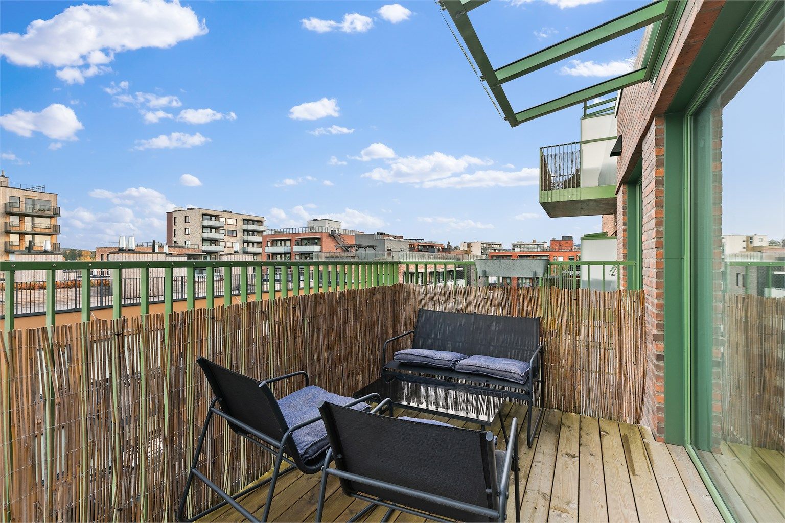 Leiligheten ligger i 6.etasje, og har en fint balkong som gir en herlig forlengelse av stuen.