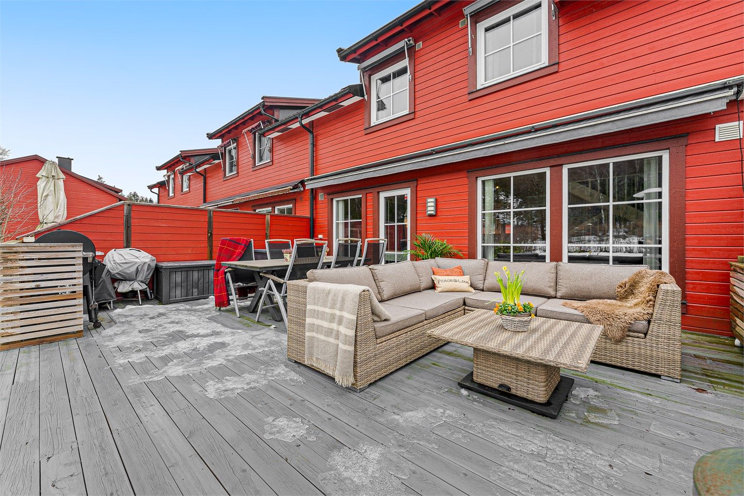 Terrassen har rikelig med plass for både sofagruppe og spisebord.