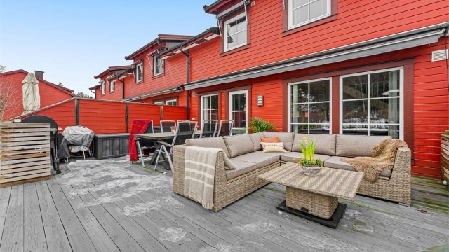 Terrassen har rikelig med plass for både sofagruppe og spisebord.