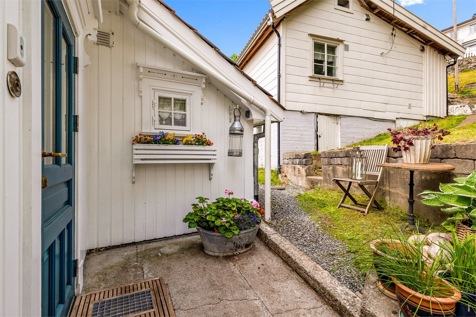 Inngangspartiet er prydet med blomster.