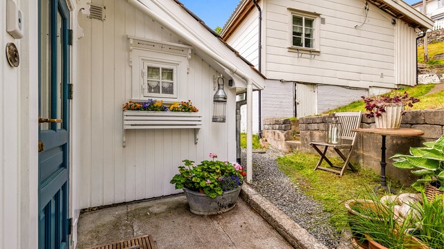 Inngangspartiet er prydet med blomster.