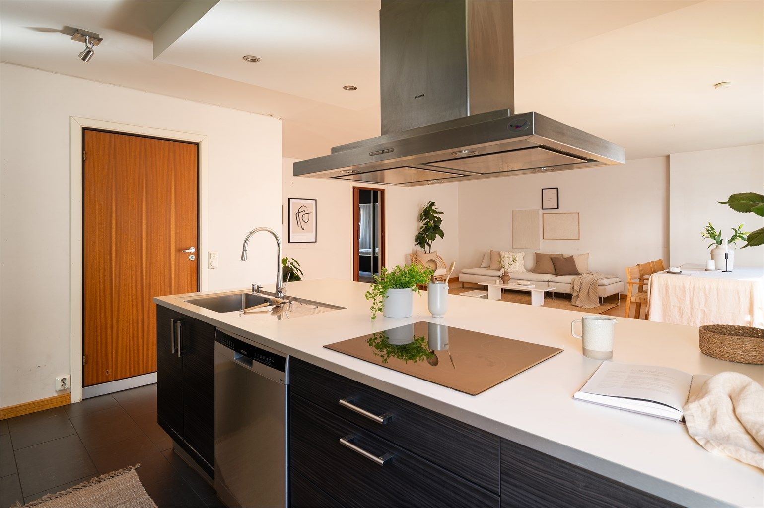 Fritthengende ventilator over øyen og varmtvannsberederen er plassert under kjøkkenbenken.